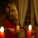 La blonde et les bougies sur fond rouge